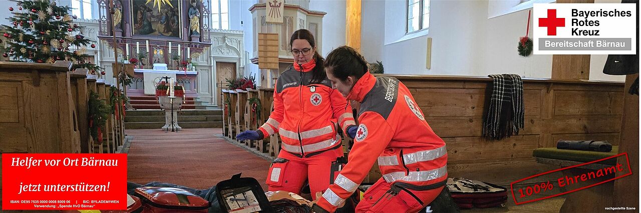 nachgestellte Szene einer Reanimation in einer Kirche