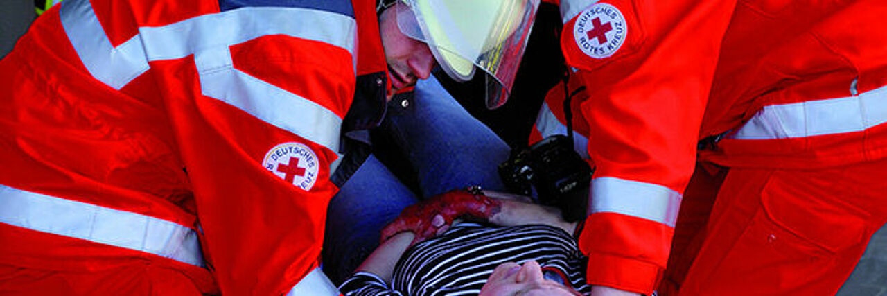 Foto: Zwei Helfer der DRK-Bereitschaften tragen eine verletzte Fau.